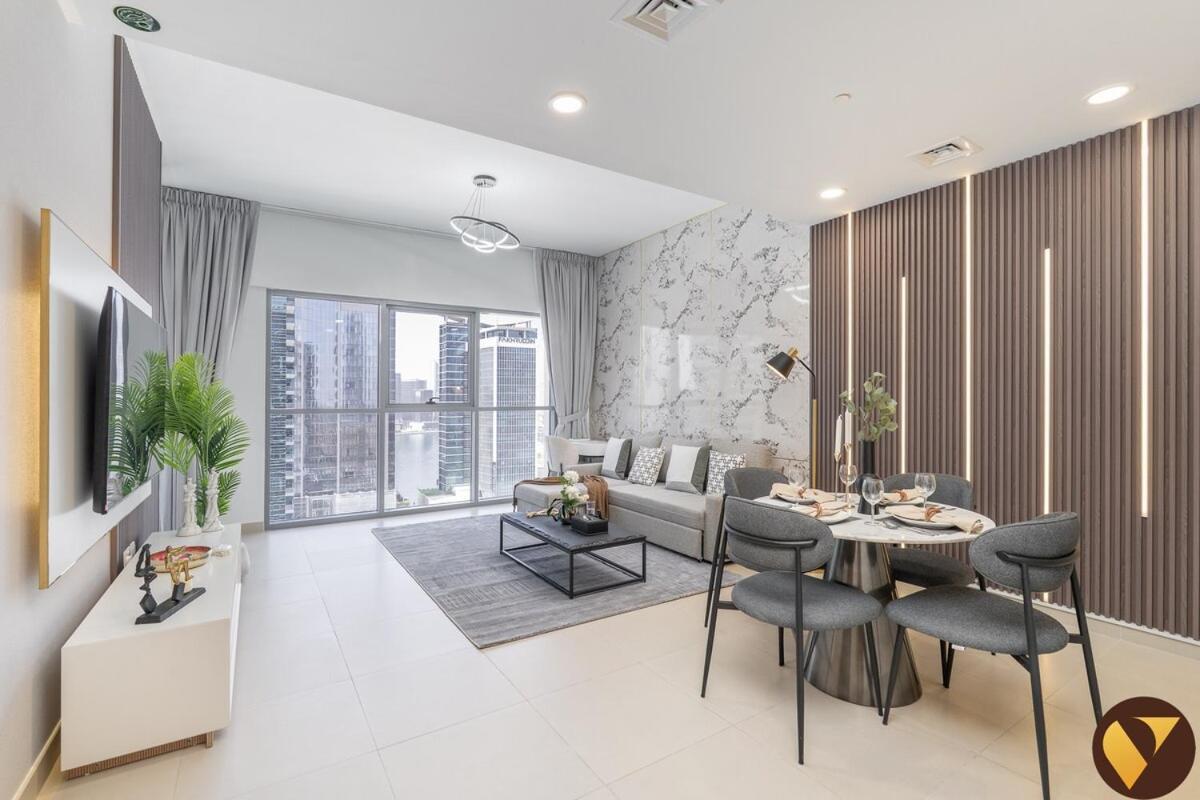 Vogue Fully Renovated Brand New Spacious One Bedroom With Balcony With Amazing Burj View From The Swimming Pool Located Bellevue Tower Downtown Walkable To Burj Khalifa And The Mall Apartment